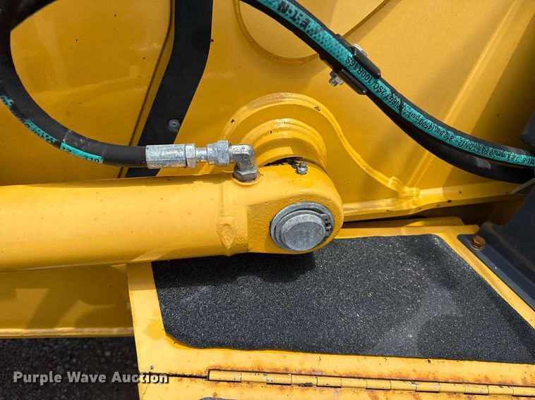 image for item EG5983 2015 John Deere 410L backhoe