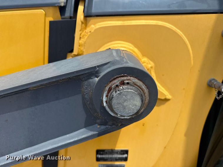 image for item EG5983 2015 John Deere 410L backhoe