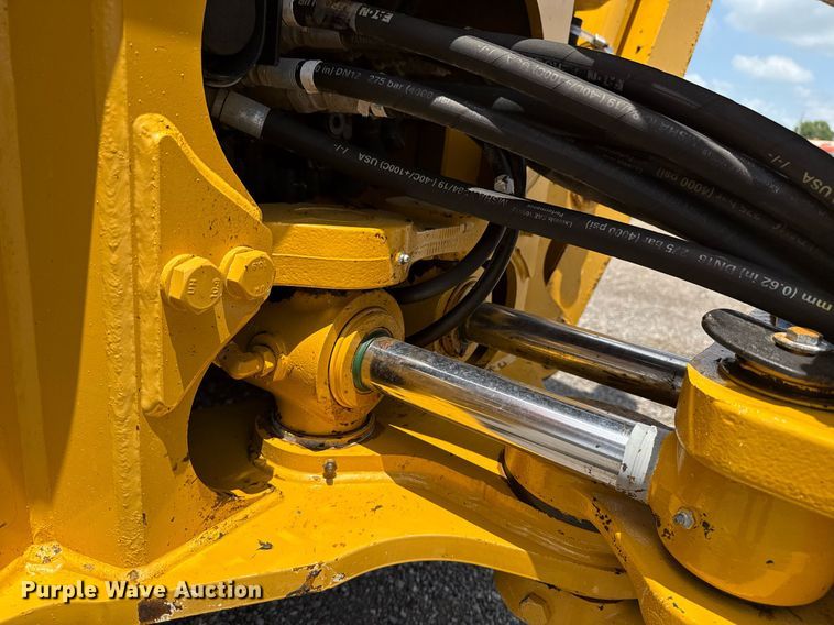 image for item EG5983 2015 John Deere 410L backhoe