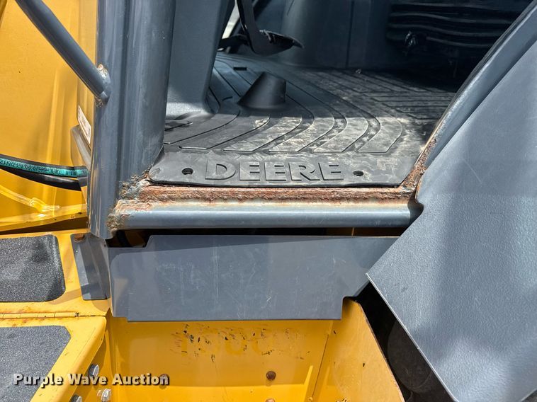 image for item EG5983 2015 John Deere 410L backhoe