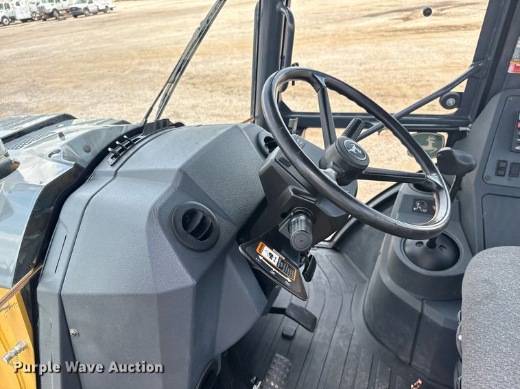 image for item EG5983 2015 John Deere 410L backhoe