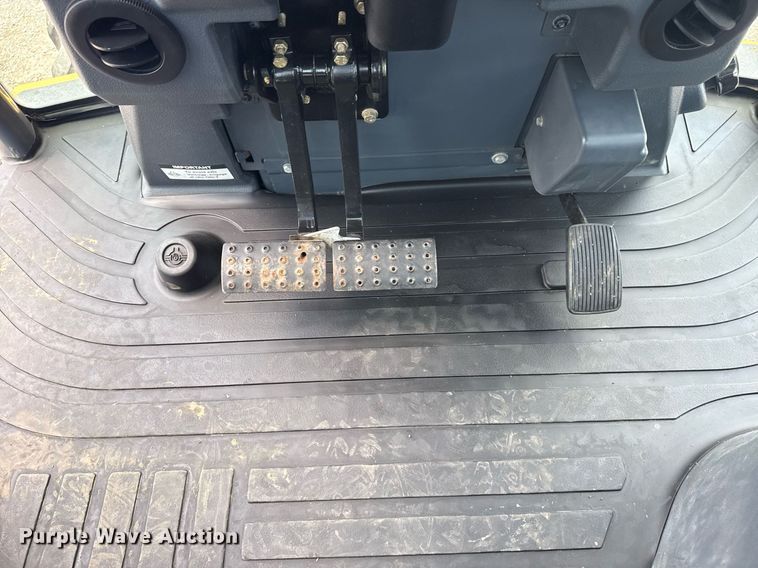 image for item EG5983 2015 John Deere 410L backhoe