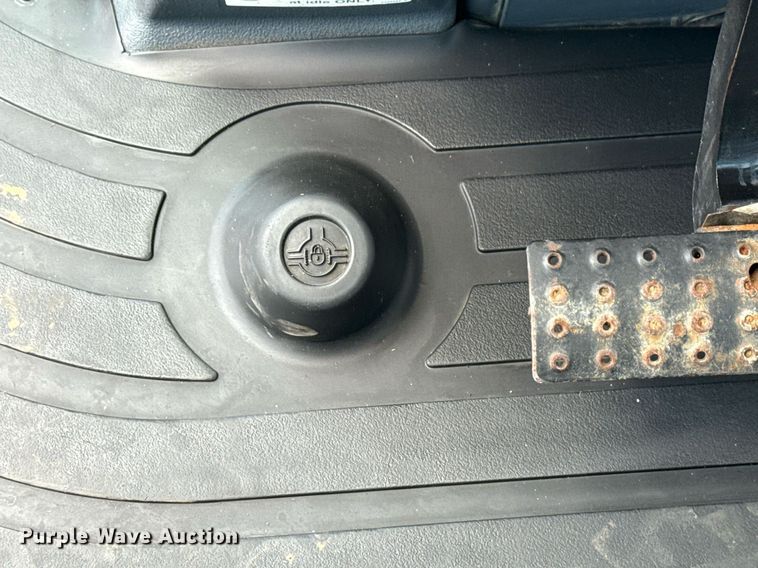 image for item EG5983 2015 John Deere 410L backhoe