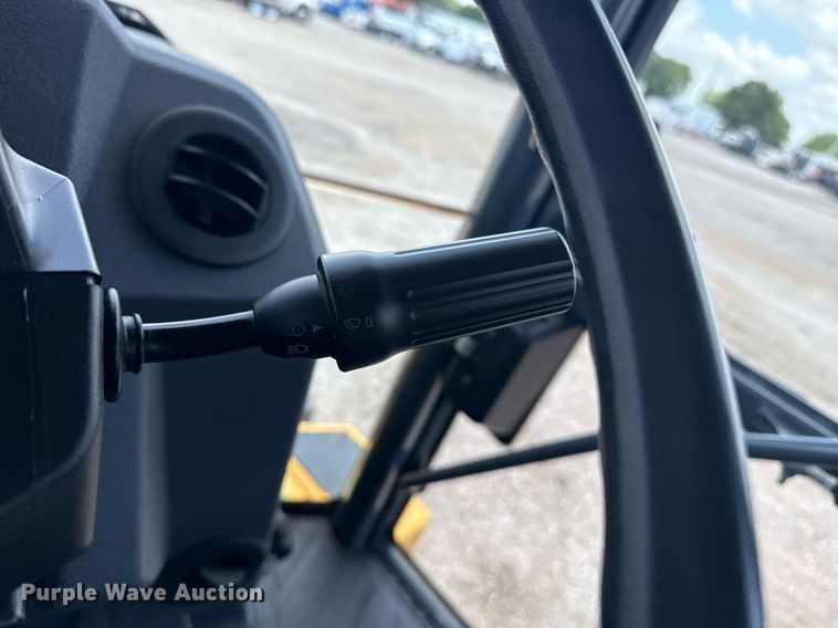 image for item EG5983 2015 John Deere 410L backhoe