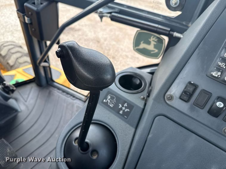 image for item EG5983 2015 John Deere 410L backhoe