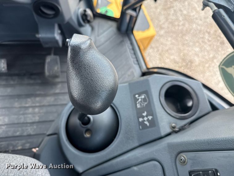 image for item EG5983 2015 John Deere 410L backhoe