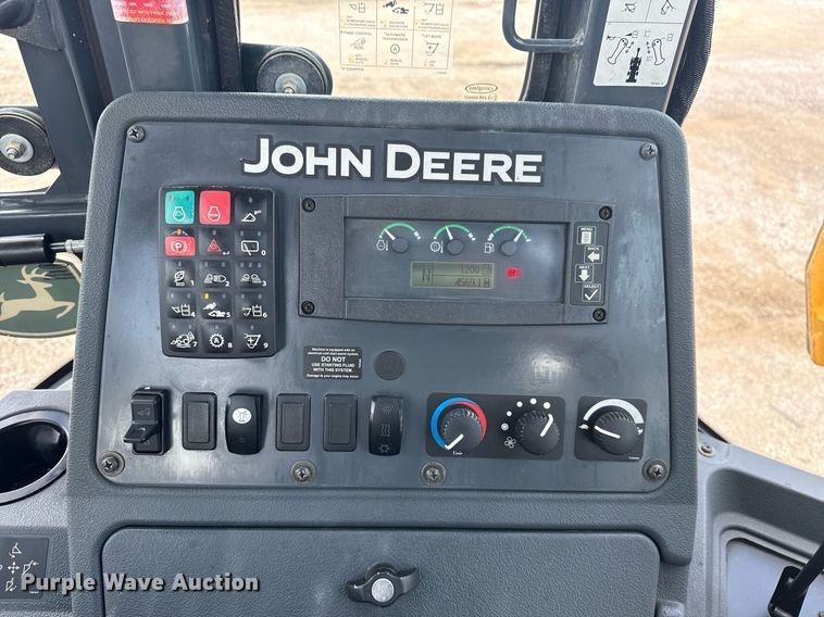 image for item EG5983 2015 John Deere 410L backhoe