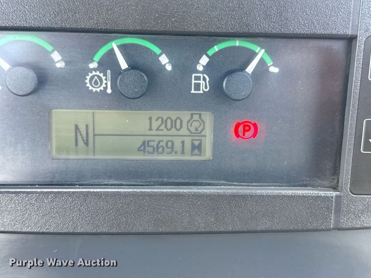 image for item EG5983 2015 John Deere 410L backhoe