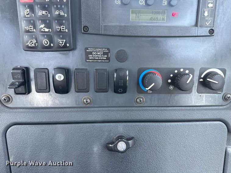 image for item EG5983 2015 John Deere 410L backhoe