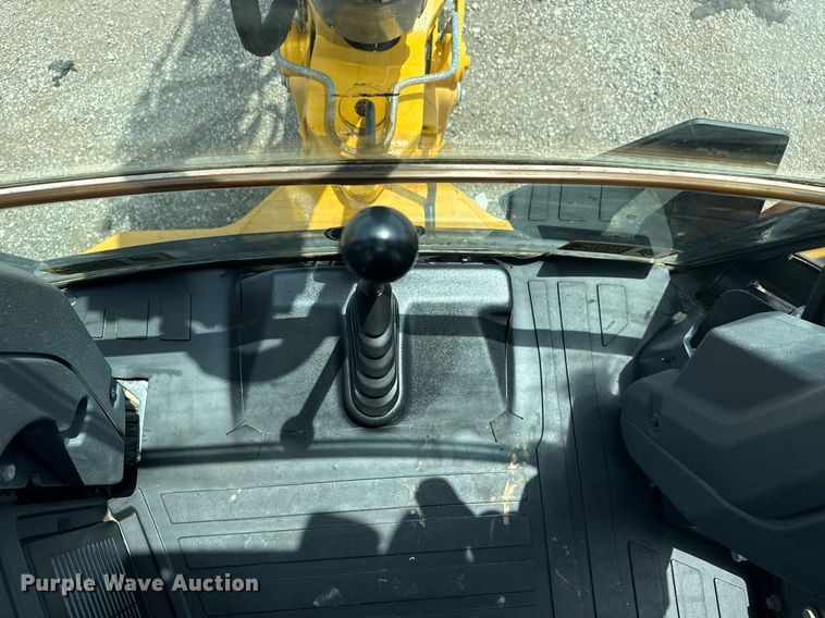 image for item EG5983 2015 John Deere 410L backhoe