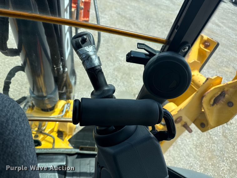 image for item EG5983 2015 John Deere 410L backhoe