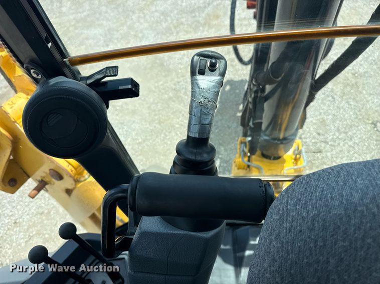 image for item EG5983 2015 John Deere 410L backhoe