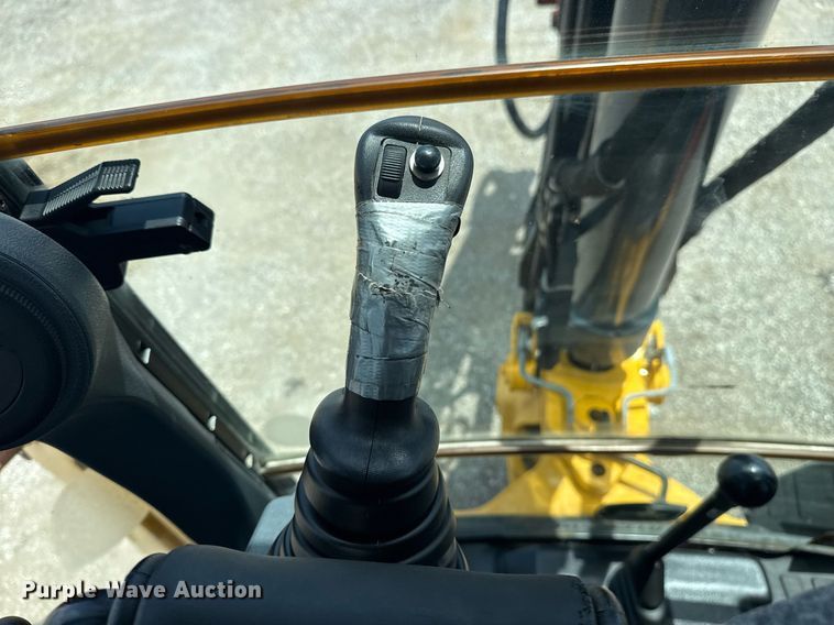 image for item EG5983 2015 John Deere 410L backhoe