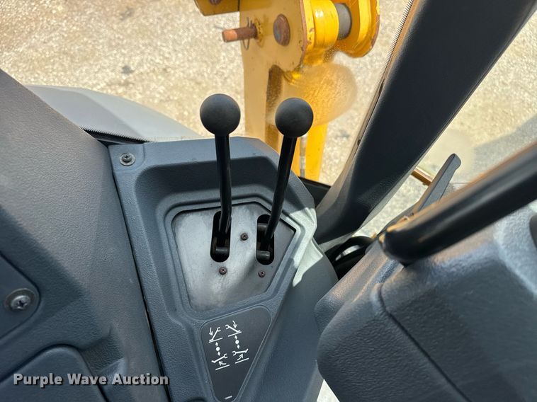 image for item EG5983 2015 John Deere 410L backhoe