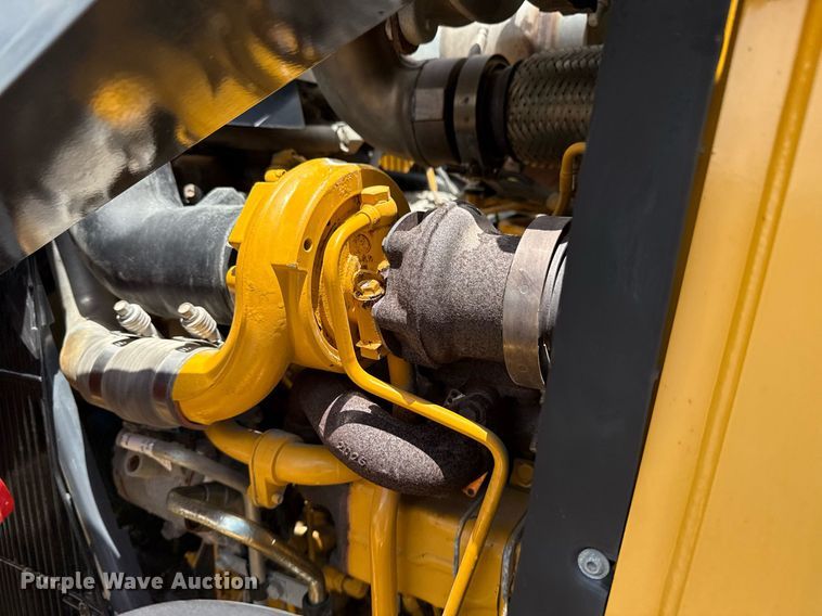 image for item EG5983 2015 John Deere 410L backhoe