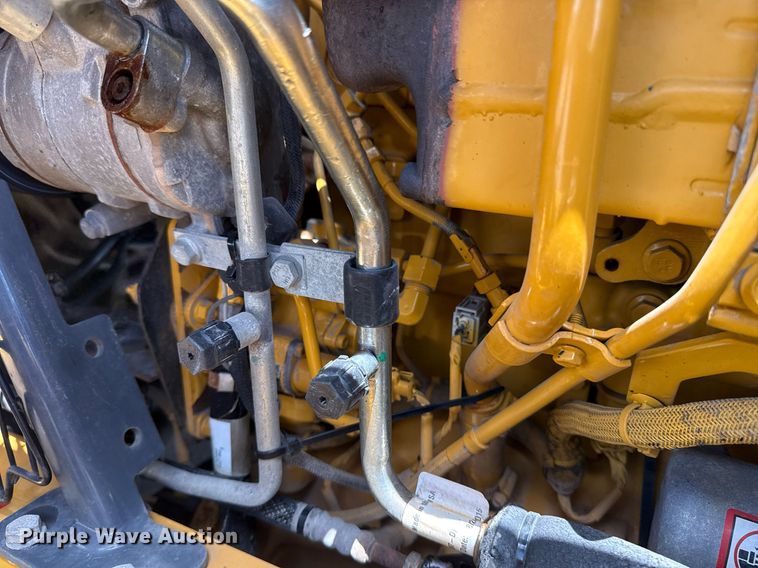 image for item EG5983 2015 John Deere 410L backhoe