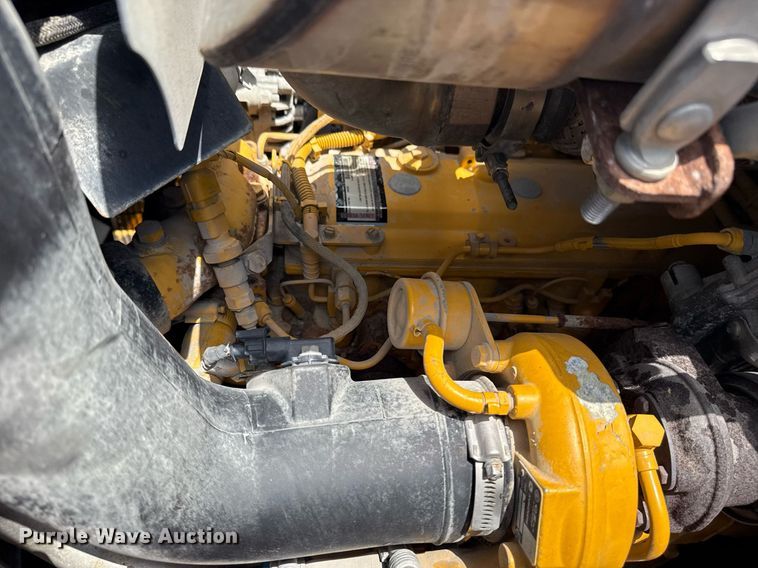 image for item EG5983 2015 John Deere 410L backhoe