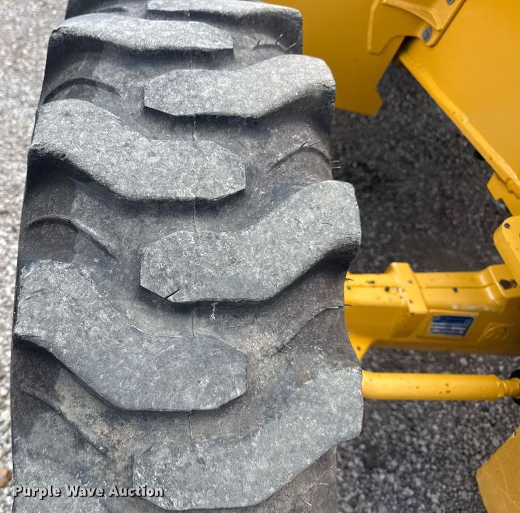 image for item EG5983 2015 John Deere 410L backhoe