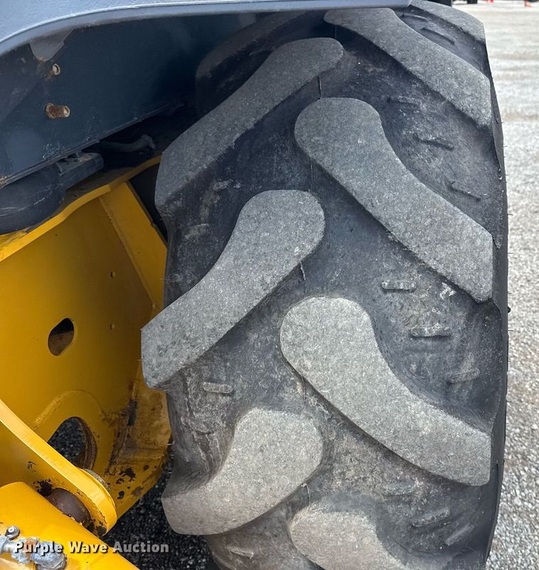 image for item EG5983 2015 John Deere 410L backhoe