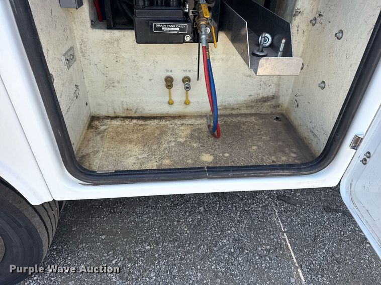 image for item EG5985 2012 Ford F450 Super Duty bucket truck