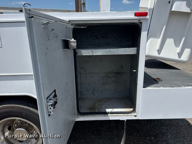 image for item EG5987 2006 Ford F450 Super Duty bucket truck