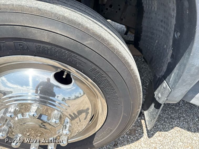 image for item EG5987 2006 Ford F450 Super Duty bucket truck