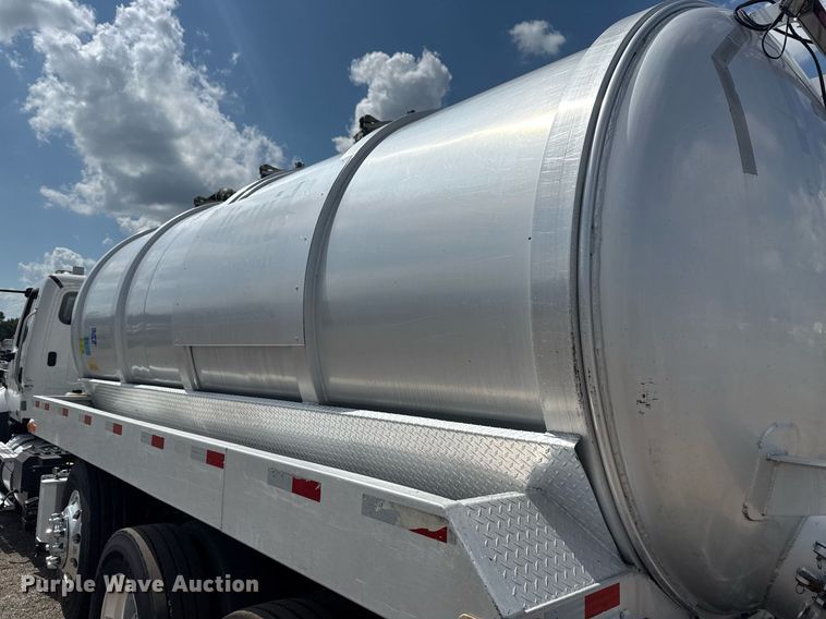 image for item EG6005 2015 Freightliner 114SD vacuum truck