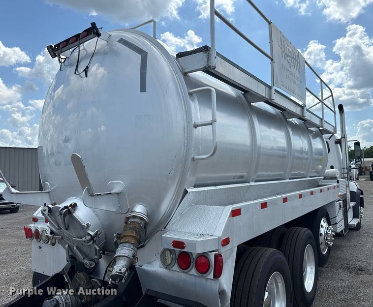 image for item EG6005 2015 Freightliner 114SD vacuum truck