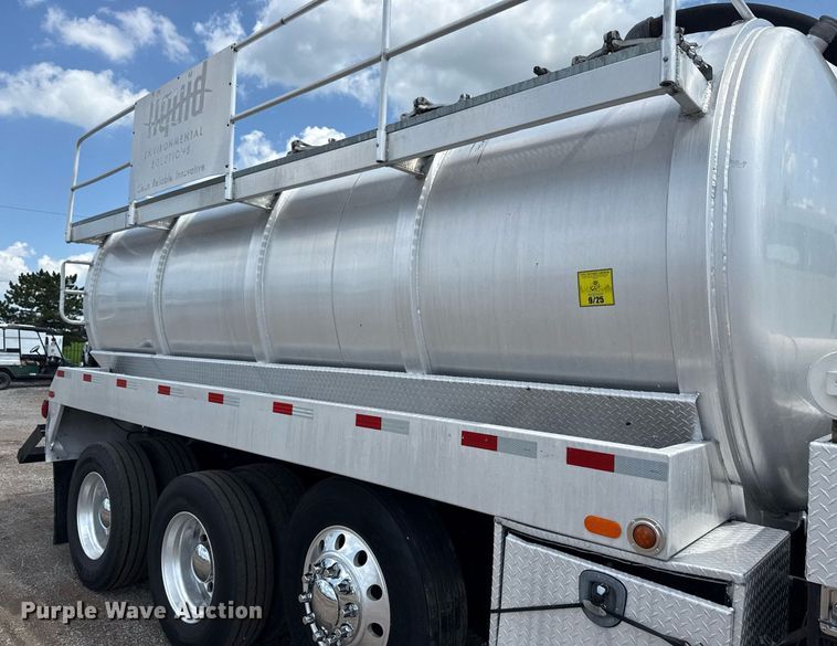 image for item EG6005 2015 Freightliner 114SD vacuum truck