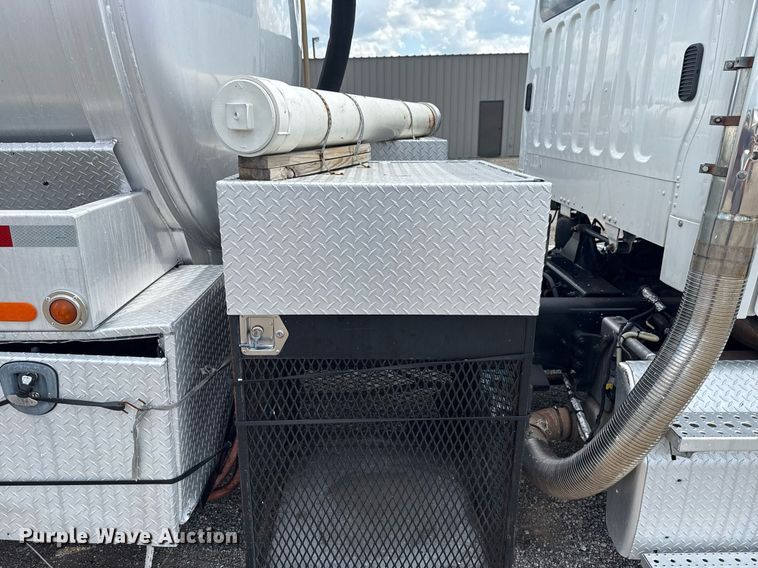image for item EG6005 2015 Freightliner 114SD vacuum truck