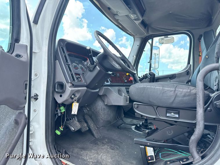 image for item EG6005 2015 Freightliner 114SD vacuum truck