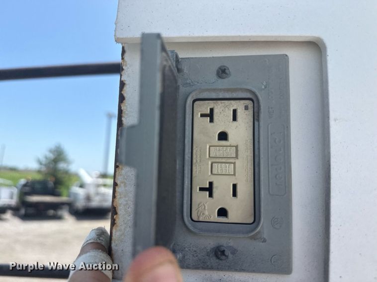 image for item EG6016 2011 Ford F550 Super Duty bucket truck