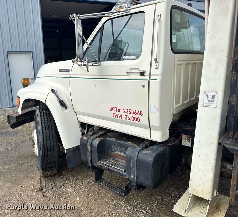 image for item EG6552 1997 Ford F800 crane truck