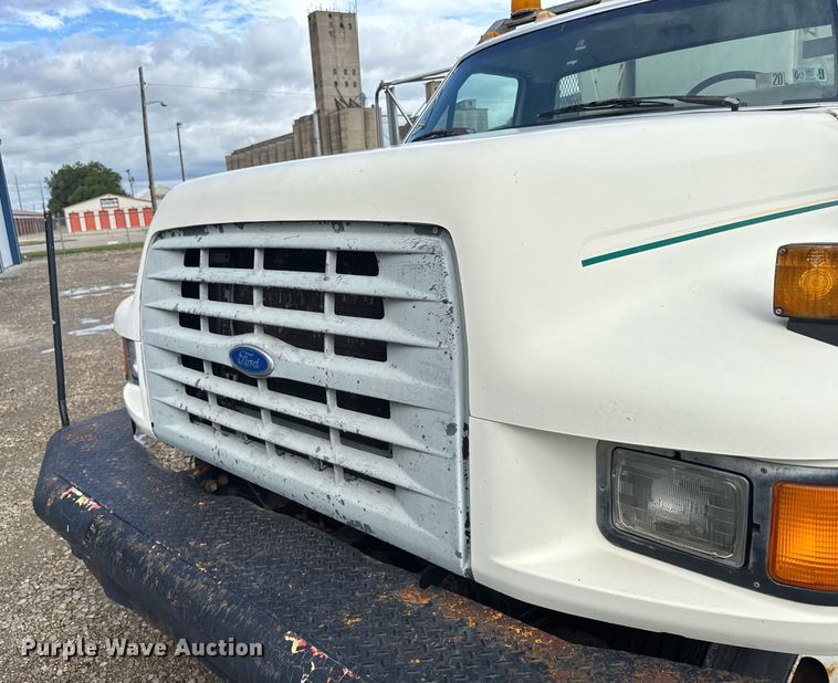 image for item EG6552 1997 Ford F800 crane truck