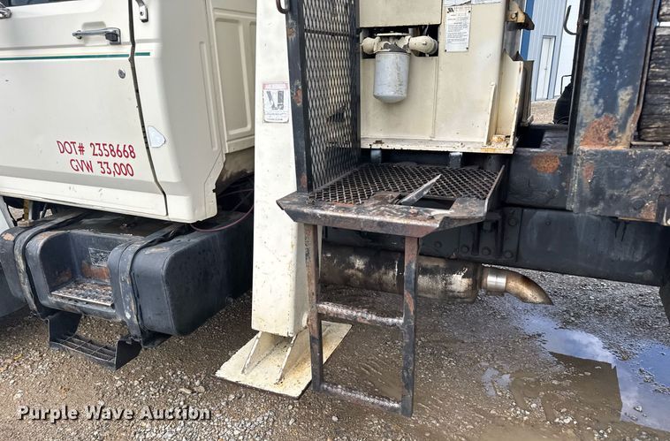 image for item EG6552 1997 Ford F800 crane truck