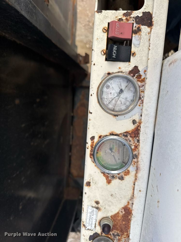 image for item EG6552 1997 Ford F800 crane truck