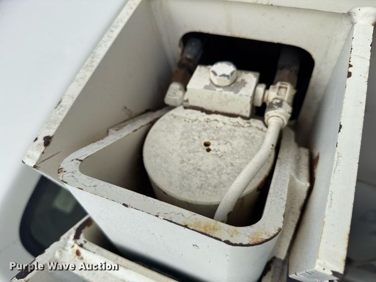 image for item EG6552 1997 Ford F800 crane truck