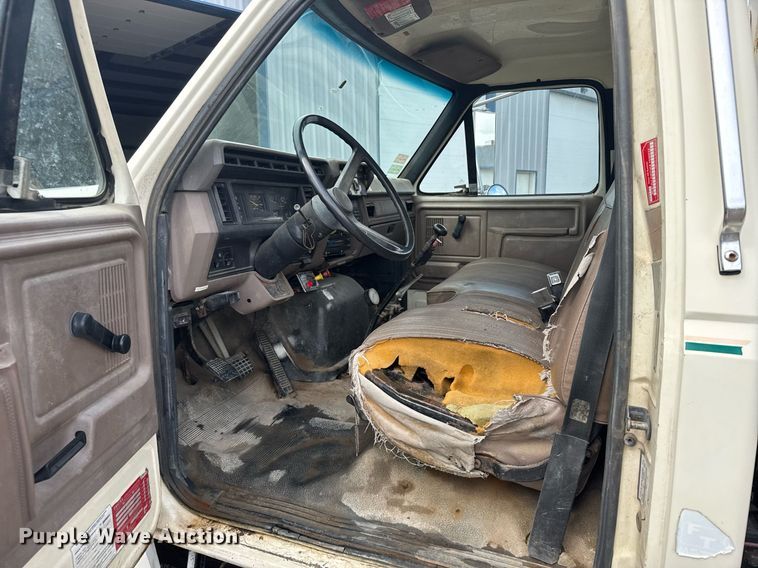 image for item EG6552 1997 Ford F800 crane truck