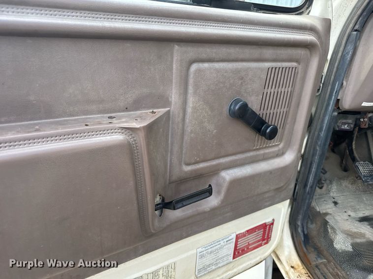 image for item EG6552 1997 Ford F800 crane truck