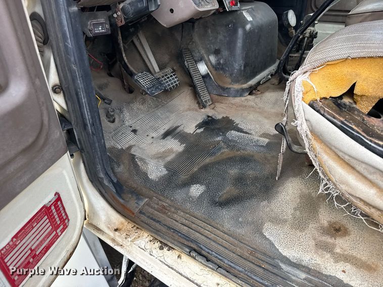 image for item EG6552 1997 Ford F800 crane truck