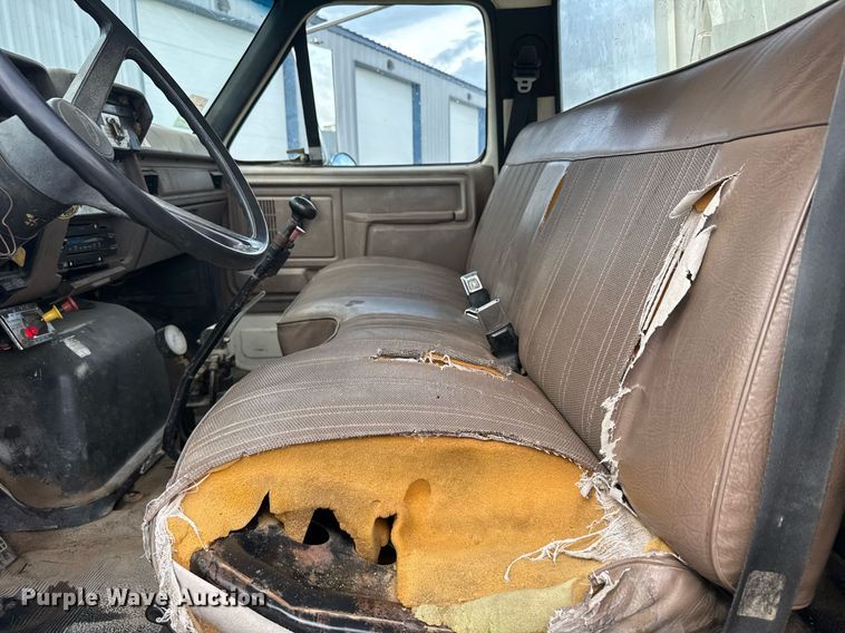 image for item EG6552 1997 Ford F800 crane truck