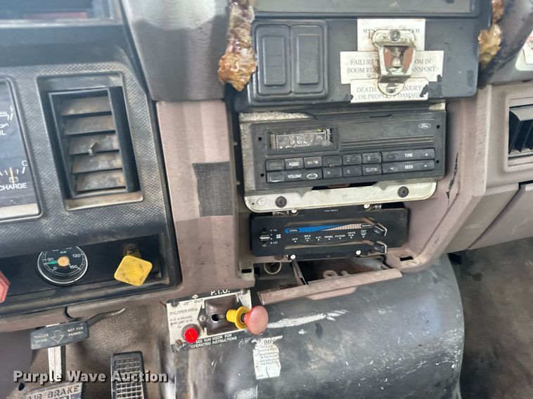 image for item EG6552 1997 Ford F800 crane truck