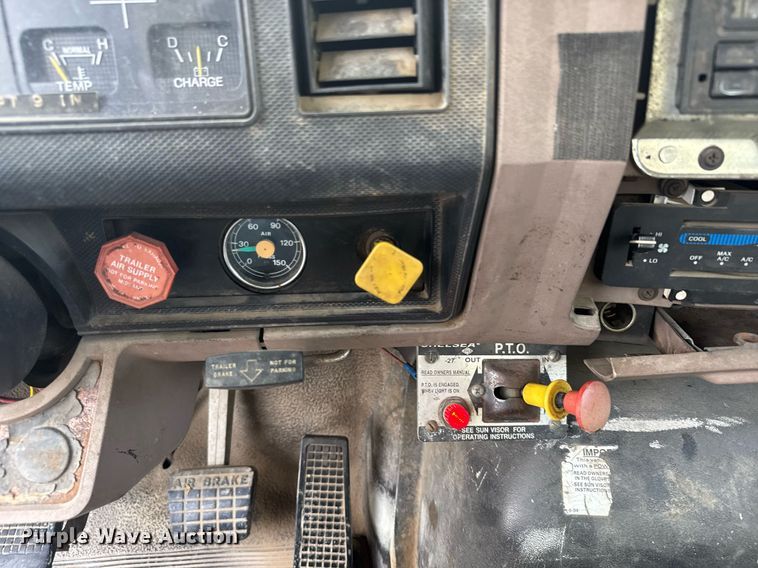 image for item EG6552 1997 Ford F800 crane truck