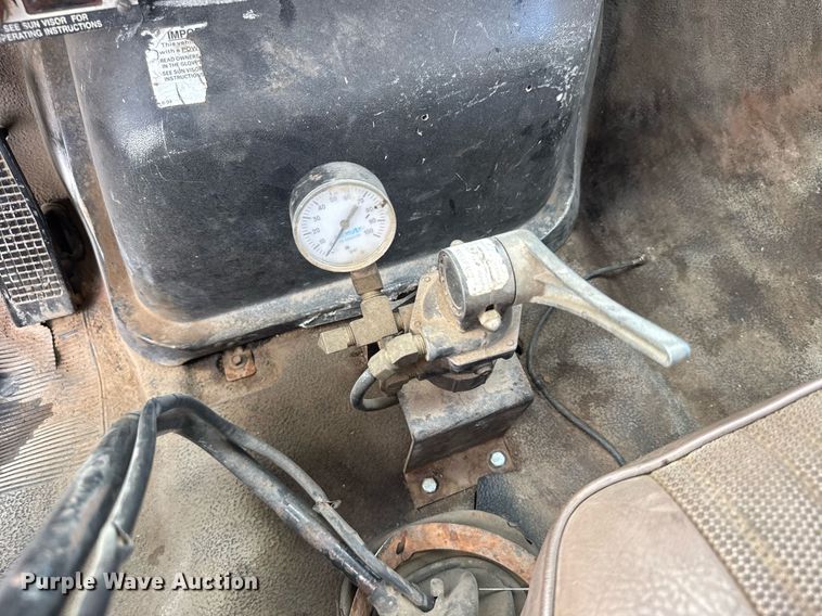 image for item EG6552 1997 Ford F800 crane truck