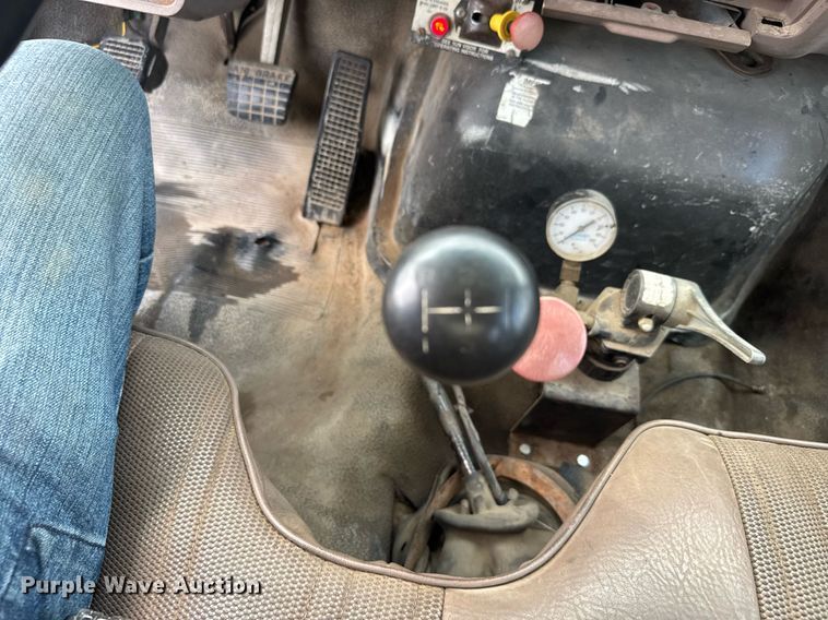 image for item EG6552 1997 Ford F800 crane truck