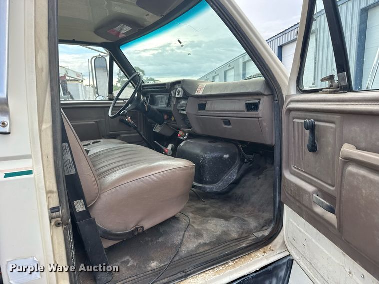 image for item EG6552 1997 Ford F800 crane truck