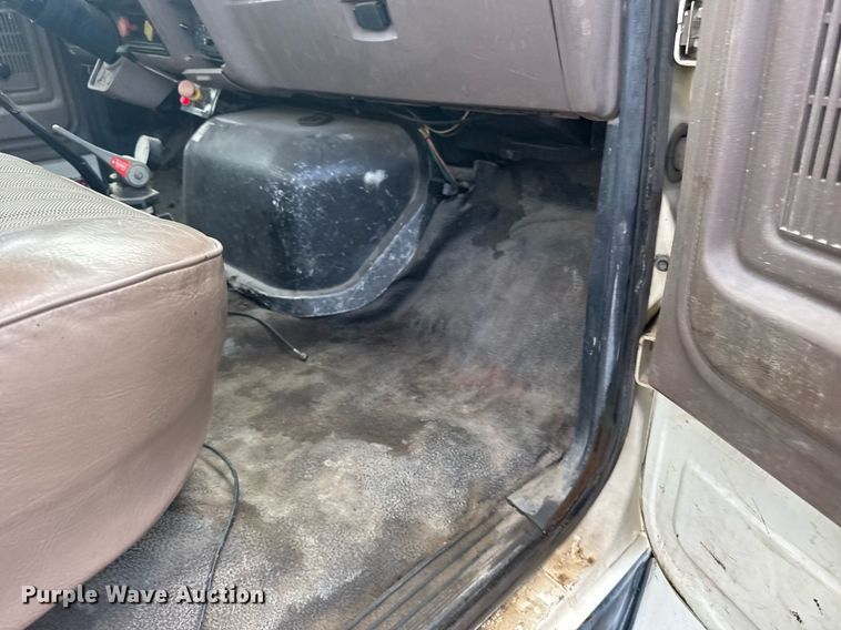 image for item EG6552 1997 Ford F800 crane truck