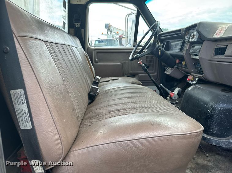 image for item EG6552 1997 Ford F800 crane truck