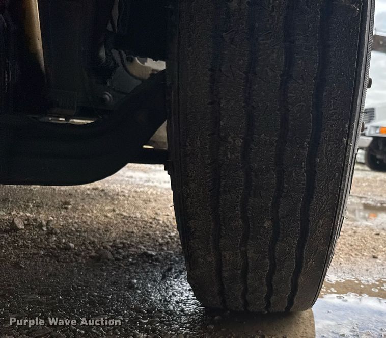 image for item EG6552 1997 Ford F800 crane truck