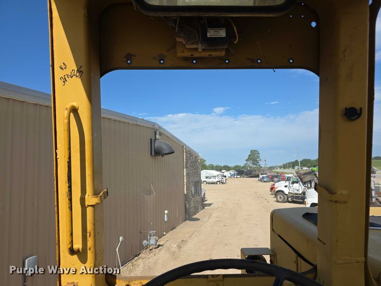 image for item EK5442 1983 Caterpillar 631D water wagon